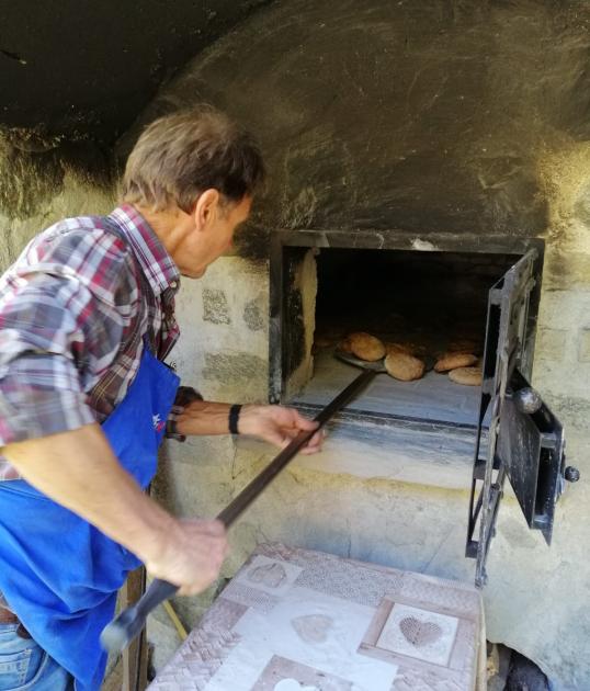 peter-beim-brotbacken